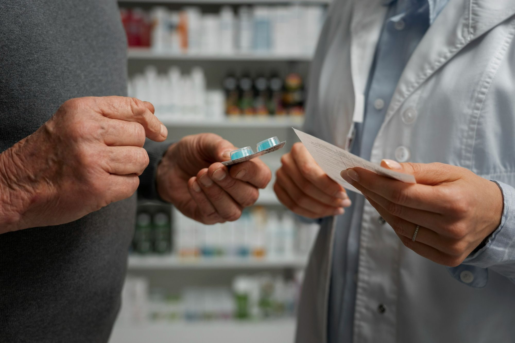 hombre mayor que consulta farmaceutica sobre medicamentos - Farmacia Zárate en Icod de los Vinos